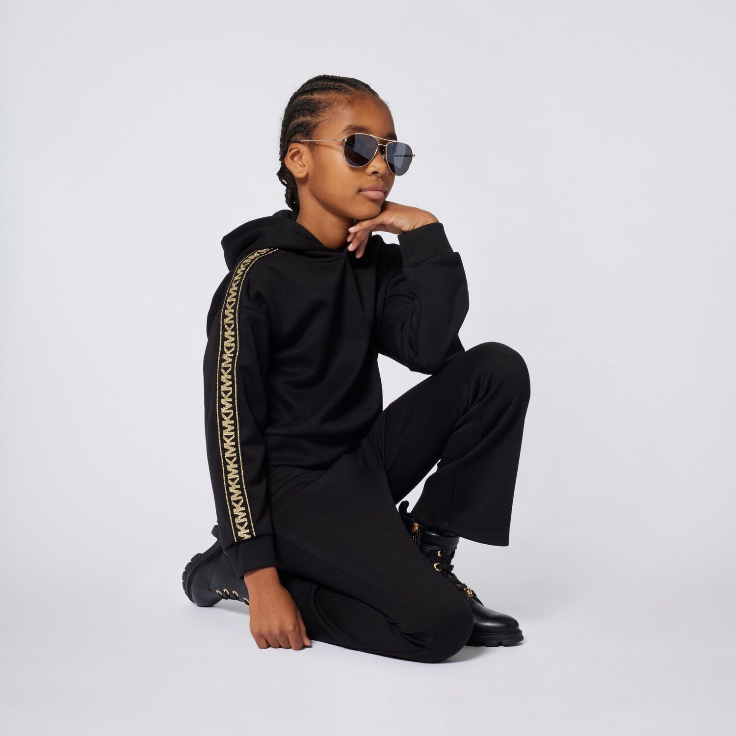 بلوزة بغطاء رأس وشعار باللون الأسود للبنات, 1, hi-res