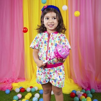 بدلة لعب للبنات مع شعار باللونين الأبيض والوردي