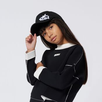 قبعة بشعار باللونين الأبيض والأسود