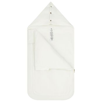 عش أطفال بالشعار باللون الابيض للبنات