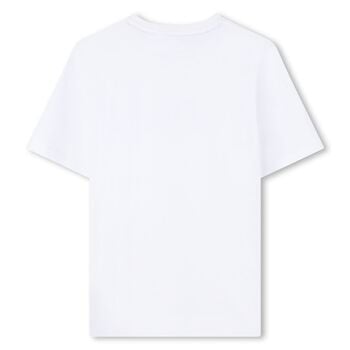 قميص أبيض بشعار للأولاد