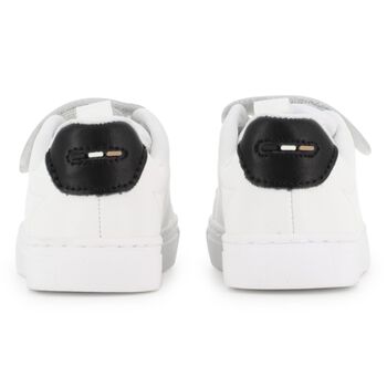 أحذية رياضية باللون بيضاء بشعار للأولاد