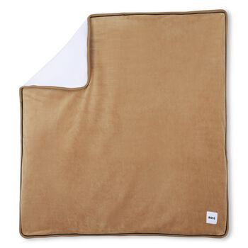 بطانيه مبطنه بالشعار باللون الابيض والبيج 