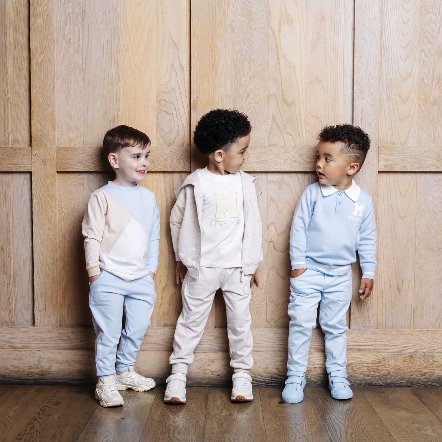 بدلة رياضية أولاد بالشعار باللون الأزرق, 1, hi-res