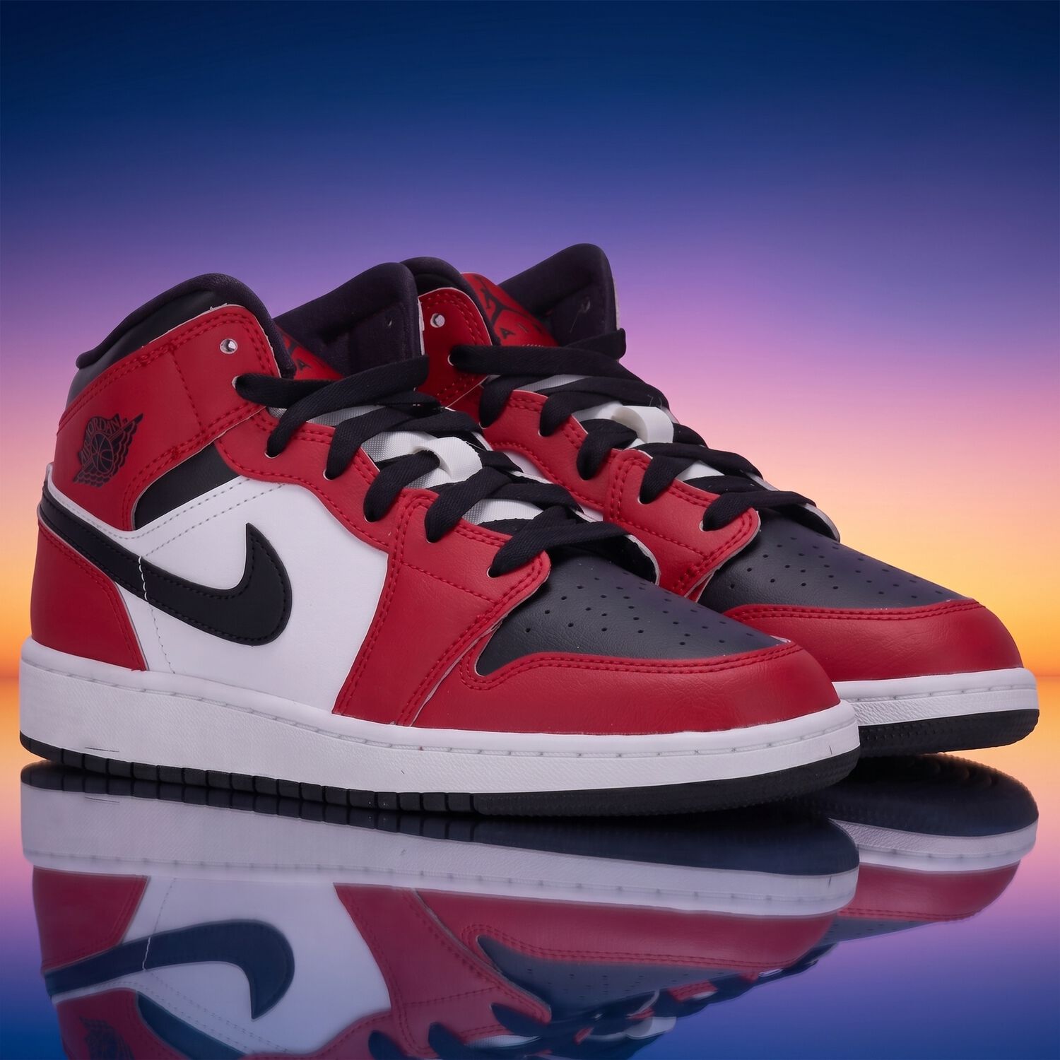 حذاء إير جوردان 1 ميد رياضي باللون الأحمر والأبيض, 2, hi-res