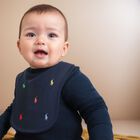 مريلة بالشعار باللون الكحلي للأولاد, 1, hi-res