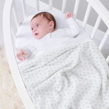 بطانية بشعار تيدي باللون الأبيض و الرمادي