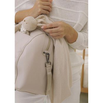 بطانية محبوكة باللون البيج