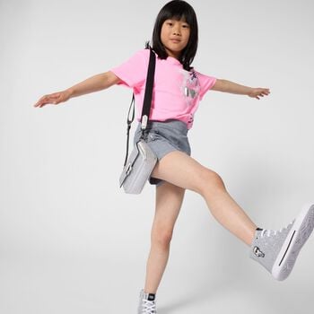 تيشيرت بناتي وردي اللون بشعار فرقة شوبيت