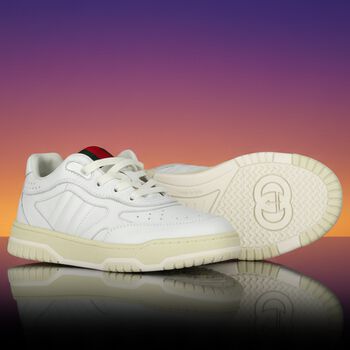 حذاء رياضي باللون الأبيض