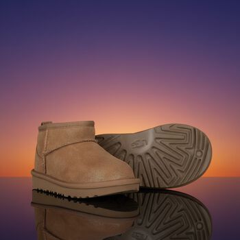 جزمة بناتي كلاسيك ألترا ميني شامواه باللون البيج