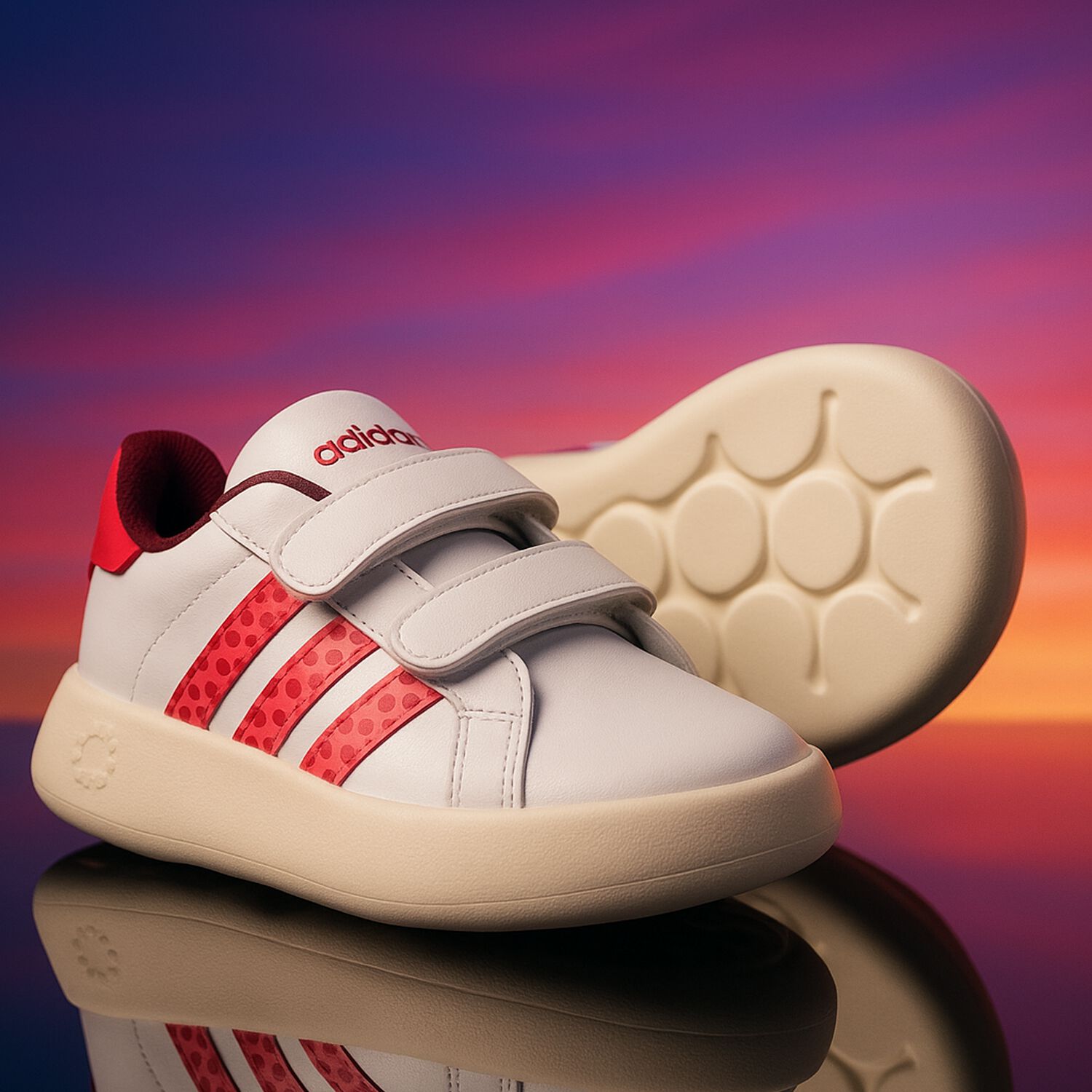 حذاء بنات رياضي بالشعار باللون الأبيض والوردي, 1, hi-res image number null