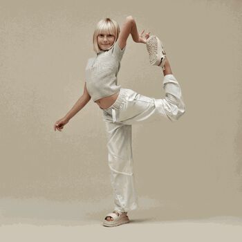 صندل بالشعار باللون البيج 