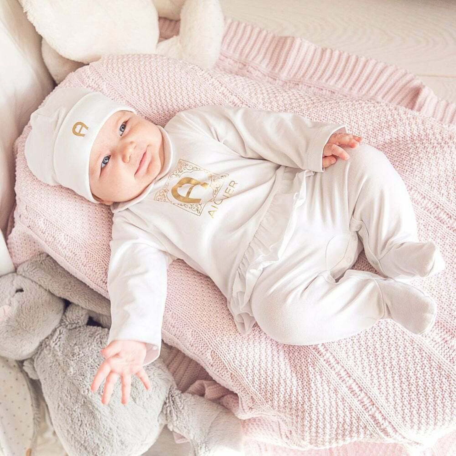 افرول بالشعار باللون الابيض والذهبى للبنات, 2, hi-res