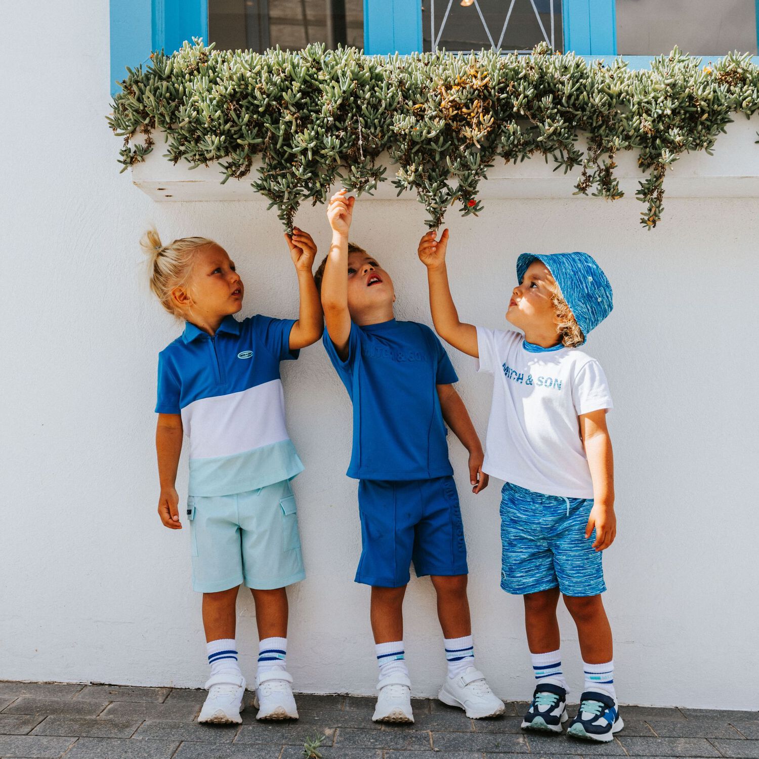 تيشيرت أولاد بالشعار باللون الأزرق و الأبيض, 1, hi-res image number null