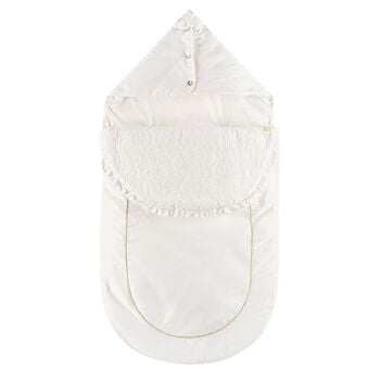 عش الطفل الأبيض والذهبي