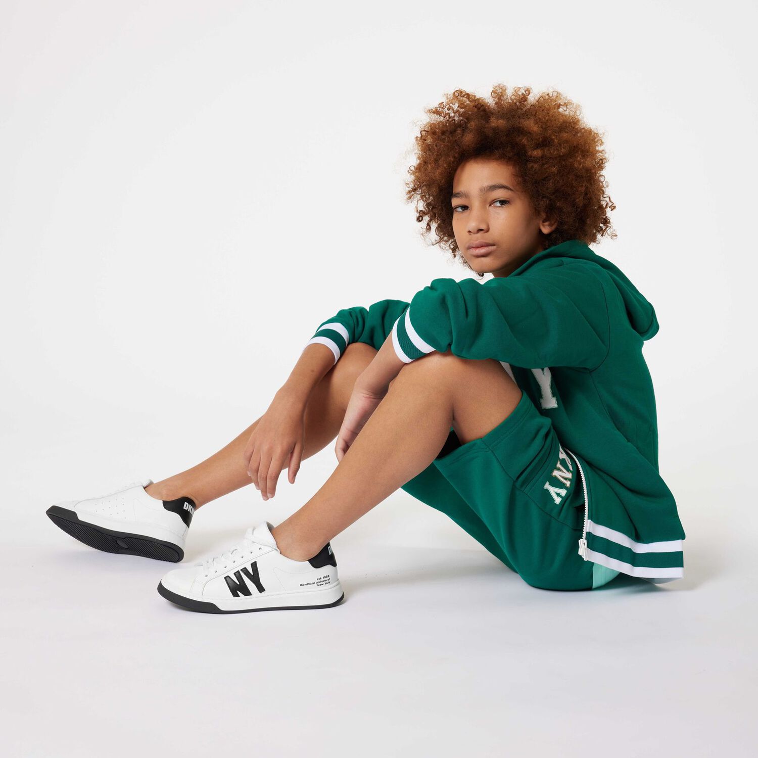 حذاء رياضي جلد بالشعار باللون الأبيض والأسود, 1, hi-res