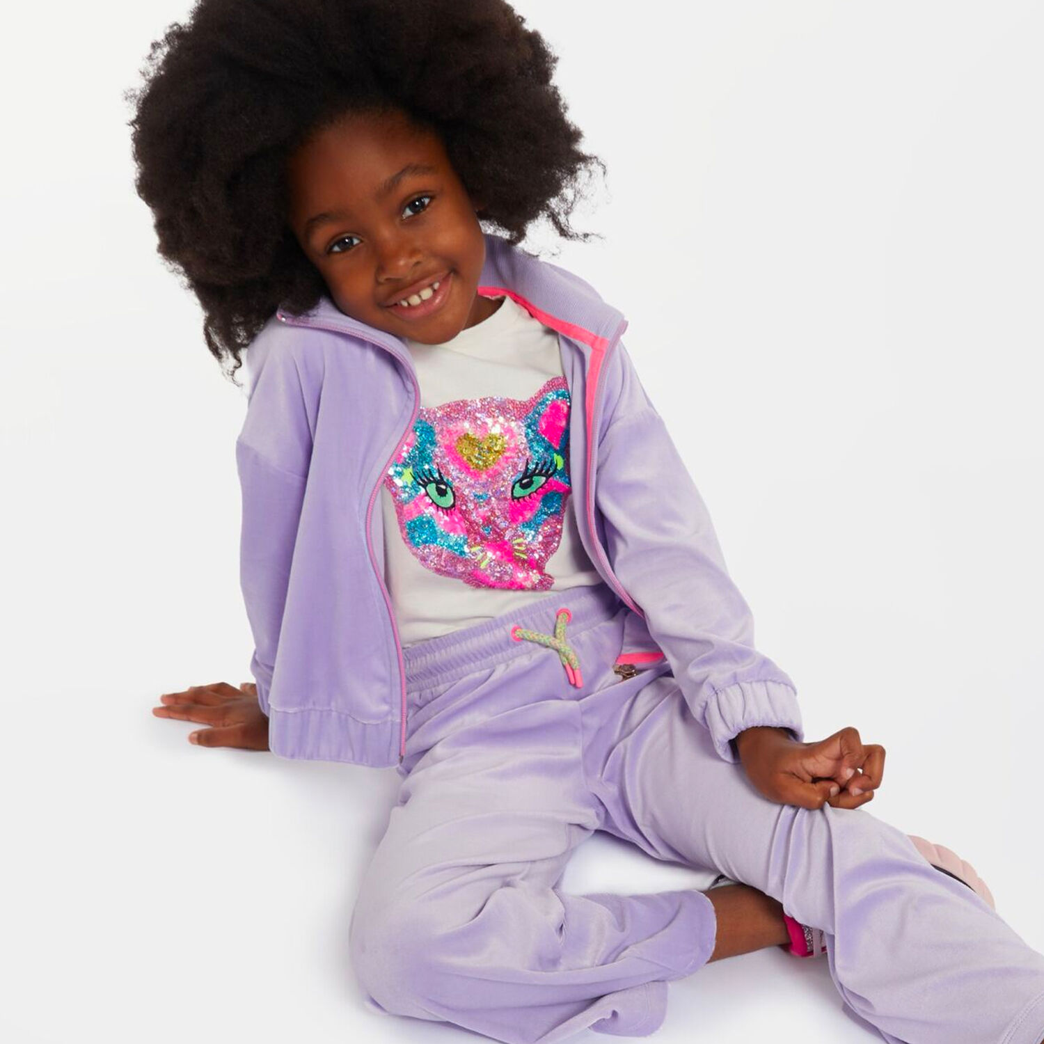 توب باكمام طويلة بالشعار باللون العاجي للبنات, 1, hi-res