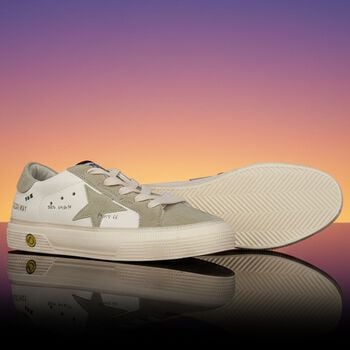 حذاء رياضي بشعار عاجي وأخضر