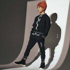 توب بسحاب بالشعار باللون الاسود للاولاد, 1, hi-res