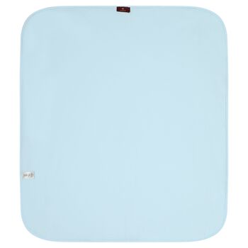 بطانية أطفال باللون الأزرق والأبيض تحمل بشعار