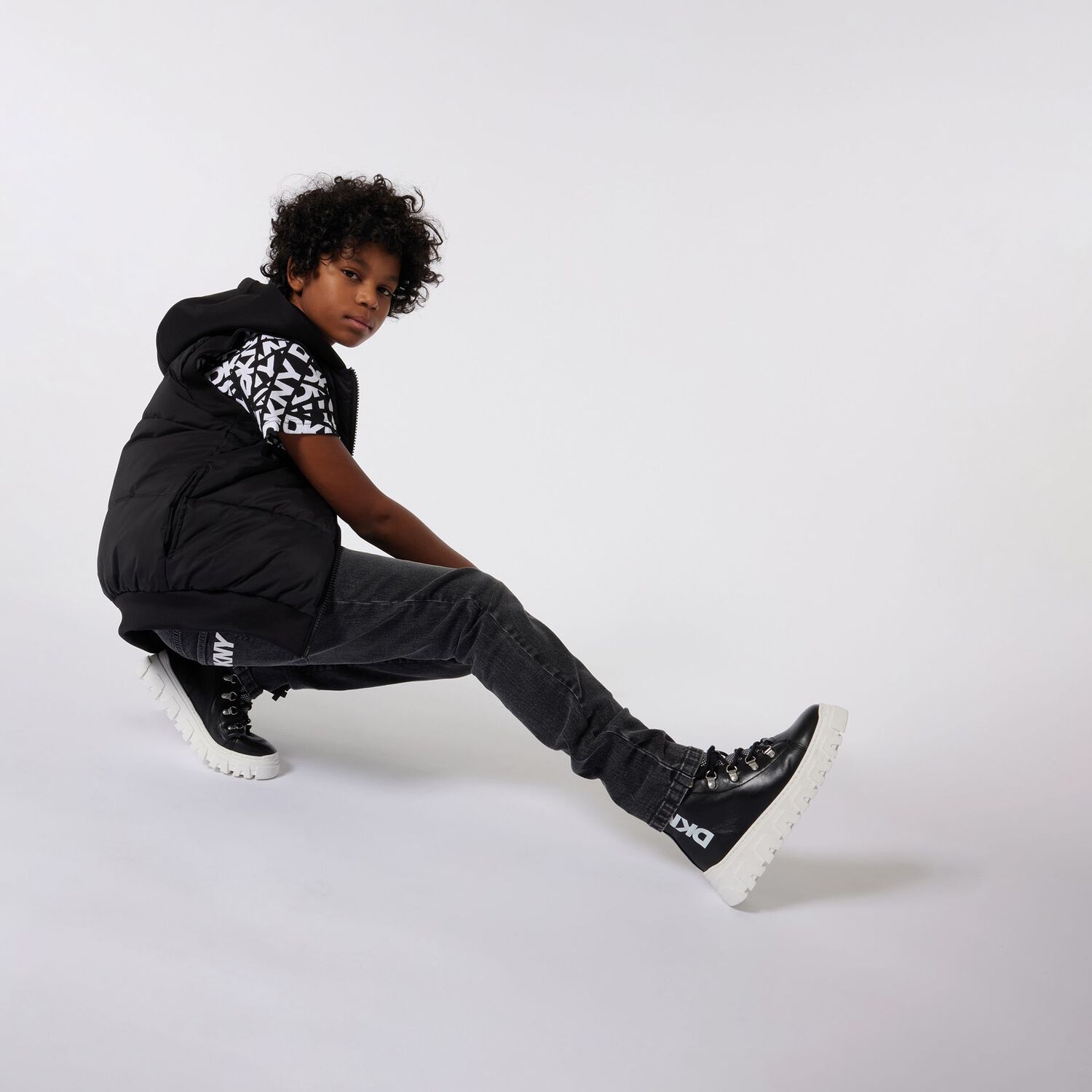 تيشيرت أولاد بالشعار باللون  الابيض و الأسود, 1, hi-res