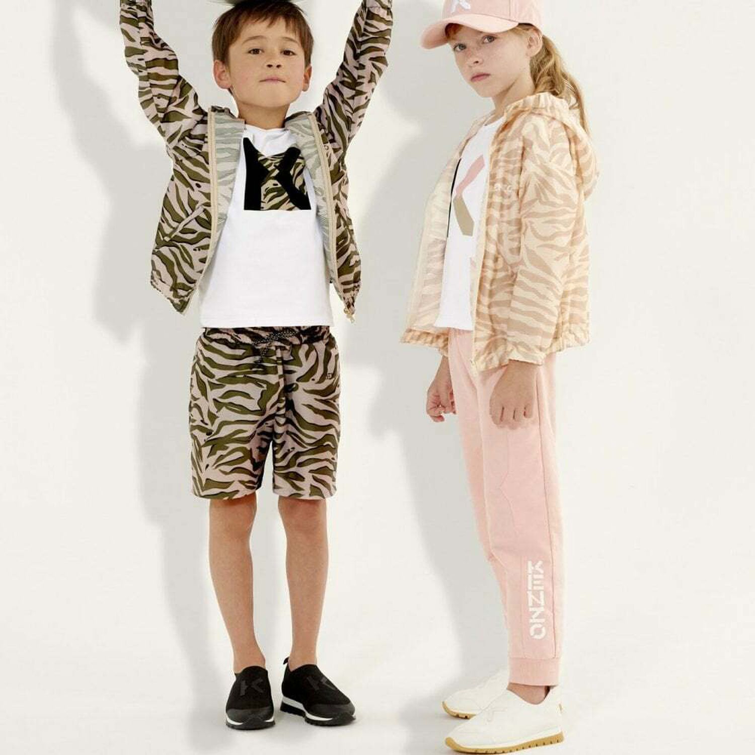 حذاء رياضى بالشعار باللون الاسود للاولاد, 1, hi-res image number null