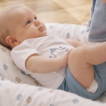 بطانية أولاد بطبعة الدب تيدي باللون الأبيض