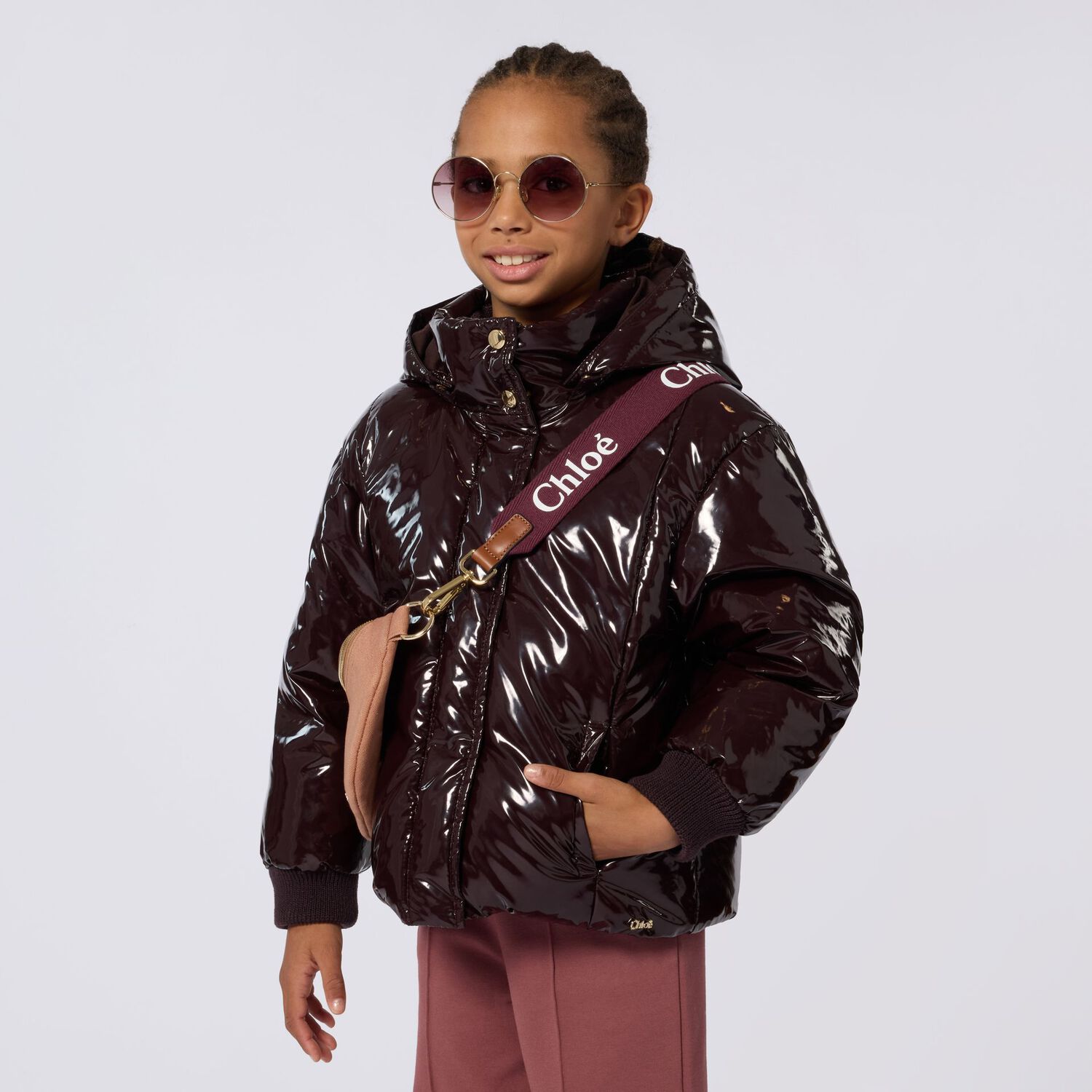 حقيبه كروس للبنات بالشعار باللون البنى , 1, hi-res image number null