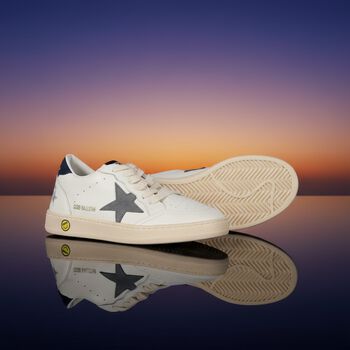 حذاء رياضي بشعار باللونين العاجي والرمادي