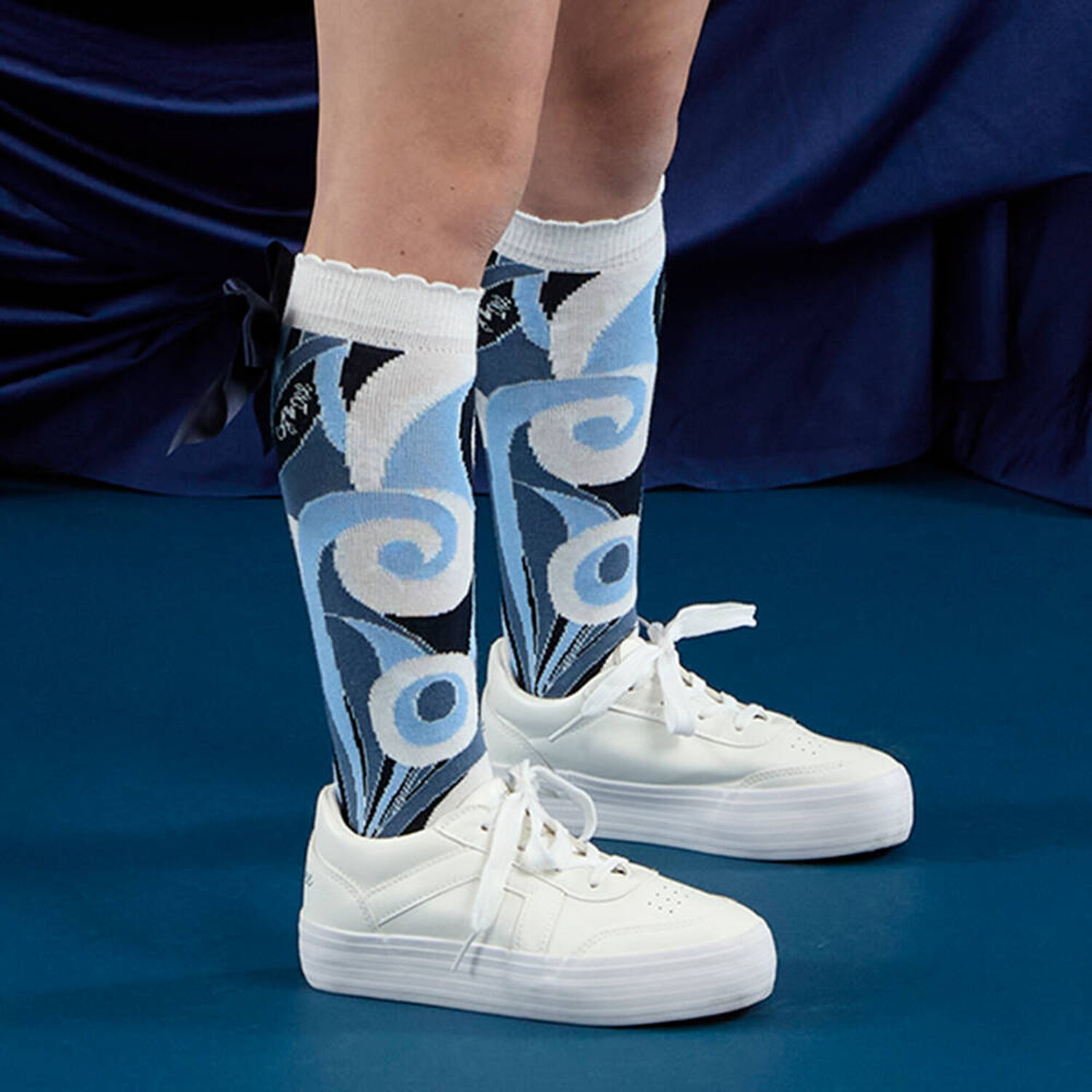 جوارب بنات بفيونكه ساتان بطبعه دوامه باللون الازرق , 1, hi-res