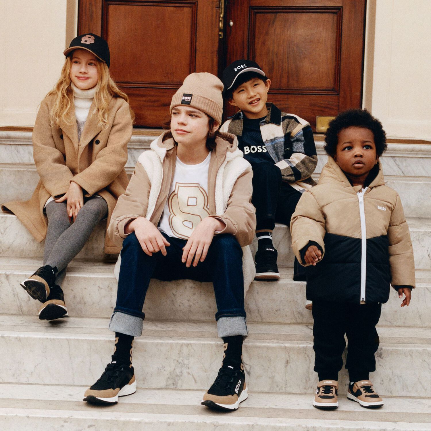 حذاء أولاد رياضي بالشعار باللون الأسود و البيج, 1, hi-res