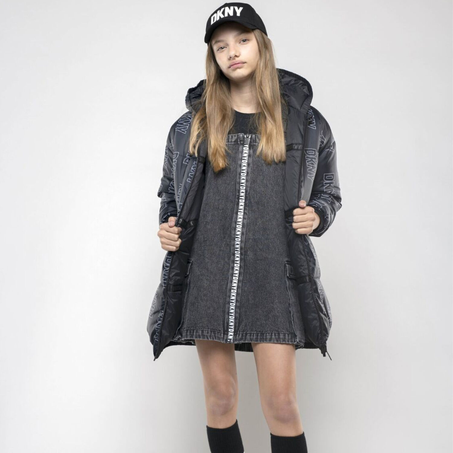 فستان بنات دنيم بينافور بالشعار باللون الأسود, 1, hi-res