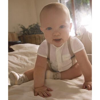 طقم شورت بيج وأبيض للأولاد الصغار