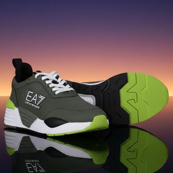 أحذية رياضية بشعار أخضر