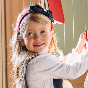 عصابة رأس منقوشة باللون الأزرق الداكن والأحمر للبنات