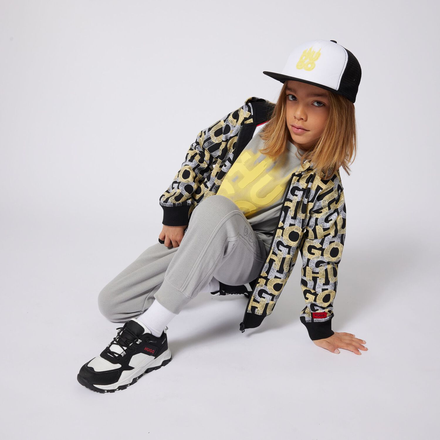 جاكيت بغطاء رأس وسحّاب بأحرف أولية باللون الأسود للأولاد, 1, hi-res image number null