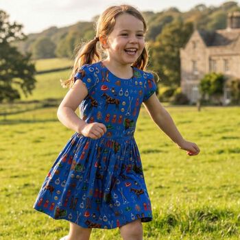 فستان بناتي بشعار العلامة باللون الأزرق 