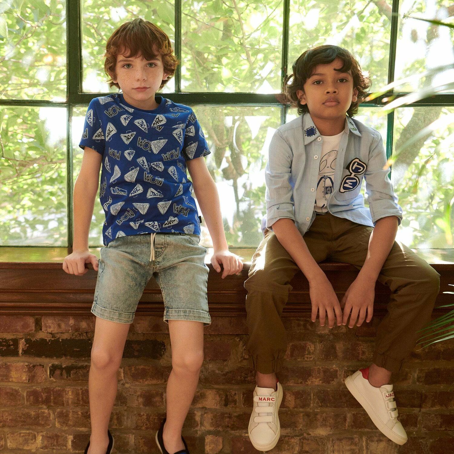 قميص بالشعار باللون الازرق للاولاد, 1, hi-res