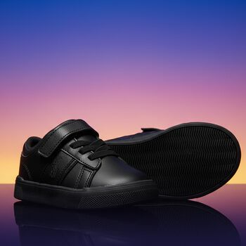 حذاء رياضي أسود بشعار للأولاد