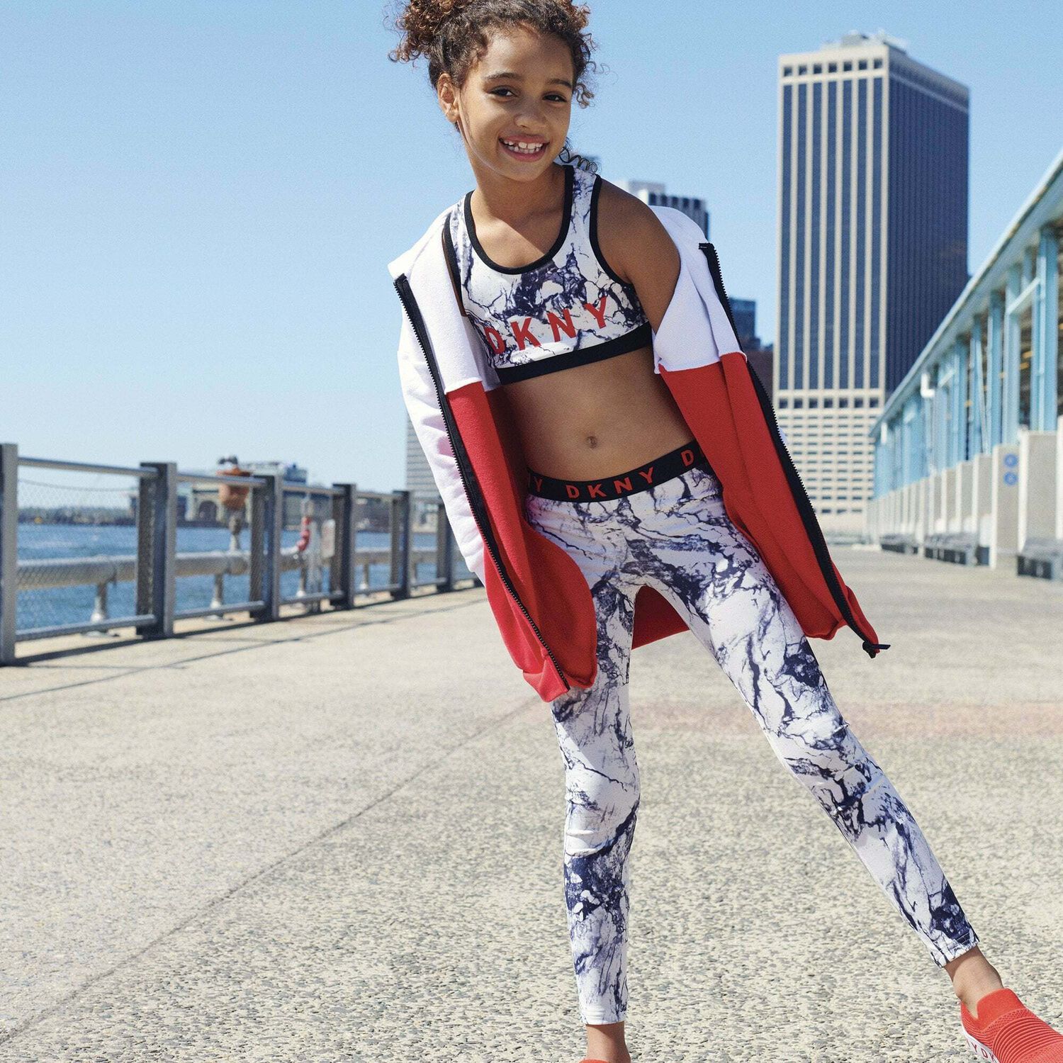 توب بالشعار باللون الاسود والابيض للبنات, 1, hi-res