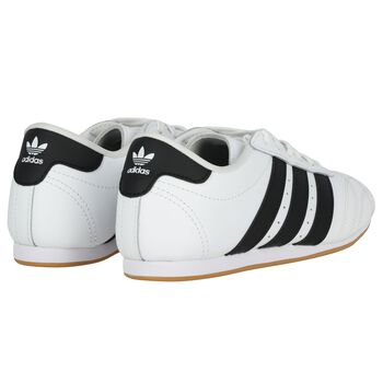 حذاء رياضى برباط للتايكوندو بالشعار باللون الابيض والاسود 