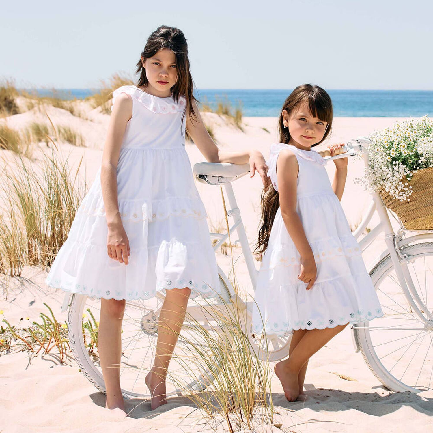 فستان مطرز باللون الأبيض للبنات, 1, hi-res image number null