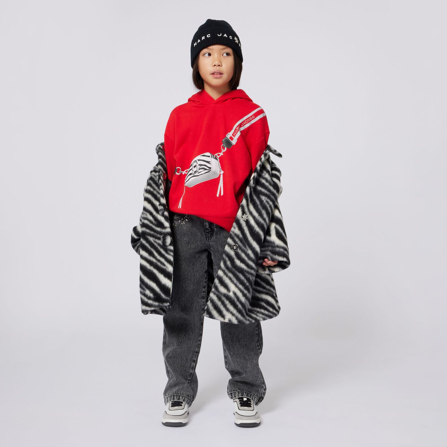 توب بغطاء للرأس بشعار الحقيبة باللون الأحمر للبنات, 1, hi-res