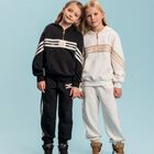 بلوزة بغطاء رأس وشعار باللون الأسود للبنات, 1, hi-res