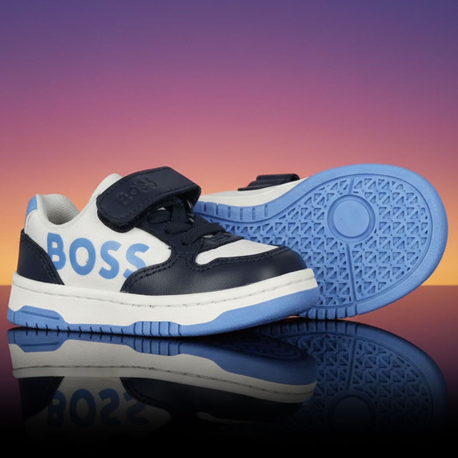 حذاء رياضى للاولاد بالشعار باللون الابيض والازرق والكحلى, 2, hi-res