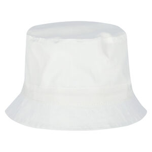 قبعة بالشعار باللون الأبيض