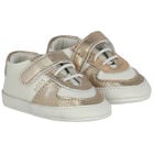 حذاء قبل المشي بالشعار باللون العاجي والذهبي, 1, hi-res