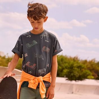 تيشيرت باللون الرمادي للأولاد على شكل وحدة تحكم ألعاب فيديو