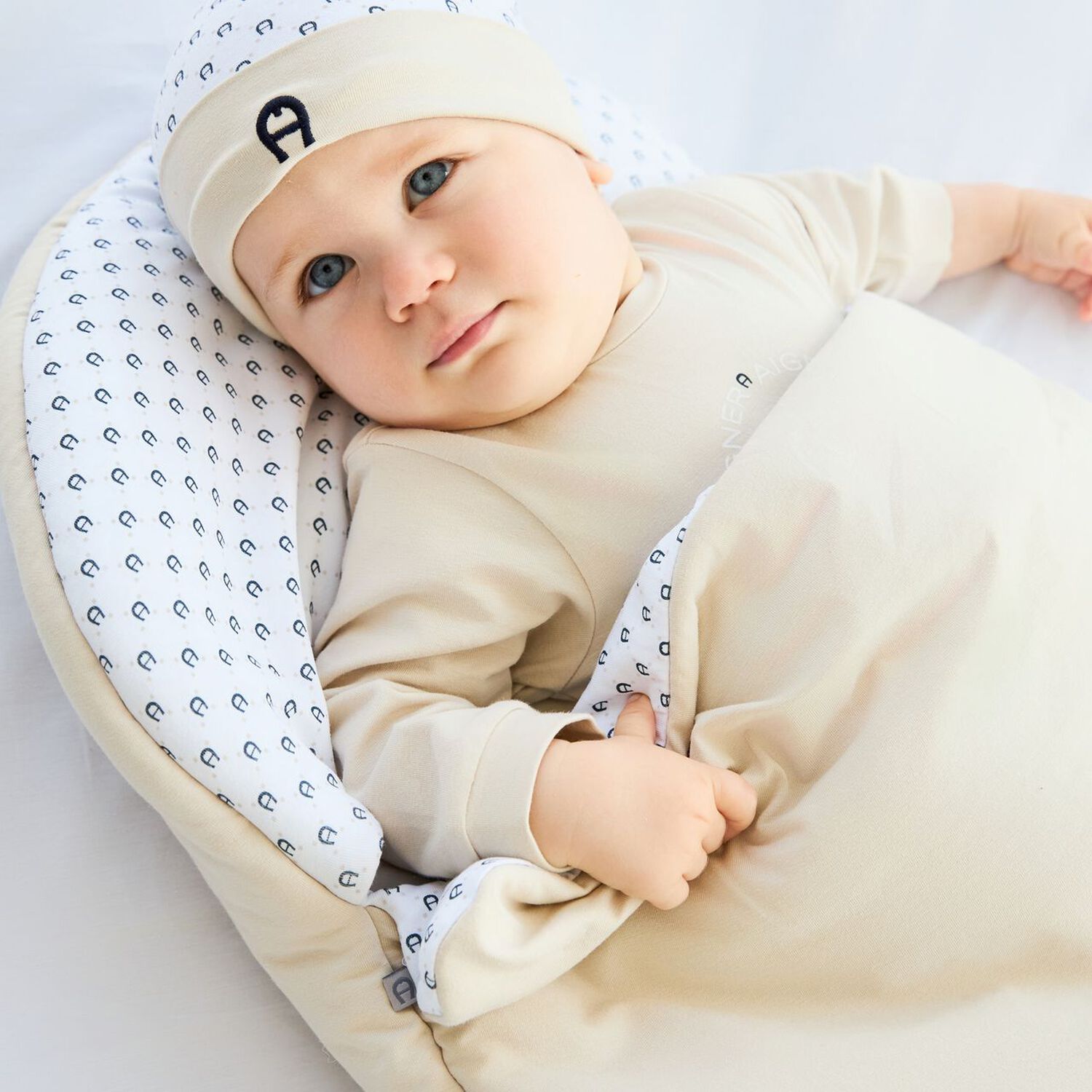 Beige & White Logo Baby Nest, 1, hi-res